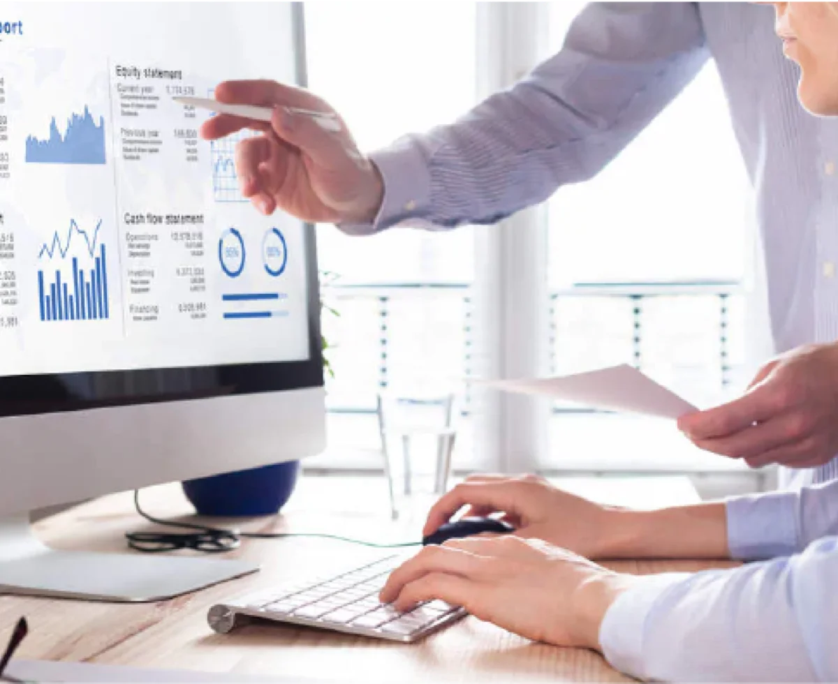 Equipo de desarrollo trabajando en consultoría técnica